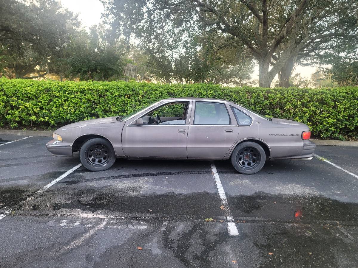 Chevrolet-Caprice-classic-1995-grey