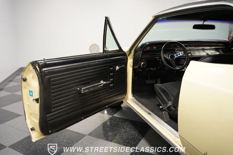 Chevrolet-Chevelle-1967-Butternut-Yellow-Black-38