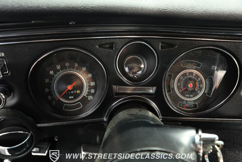 Chevrolet-Chevelle-1969-Cortez-Silver-Black-37