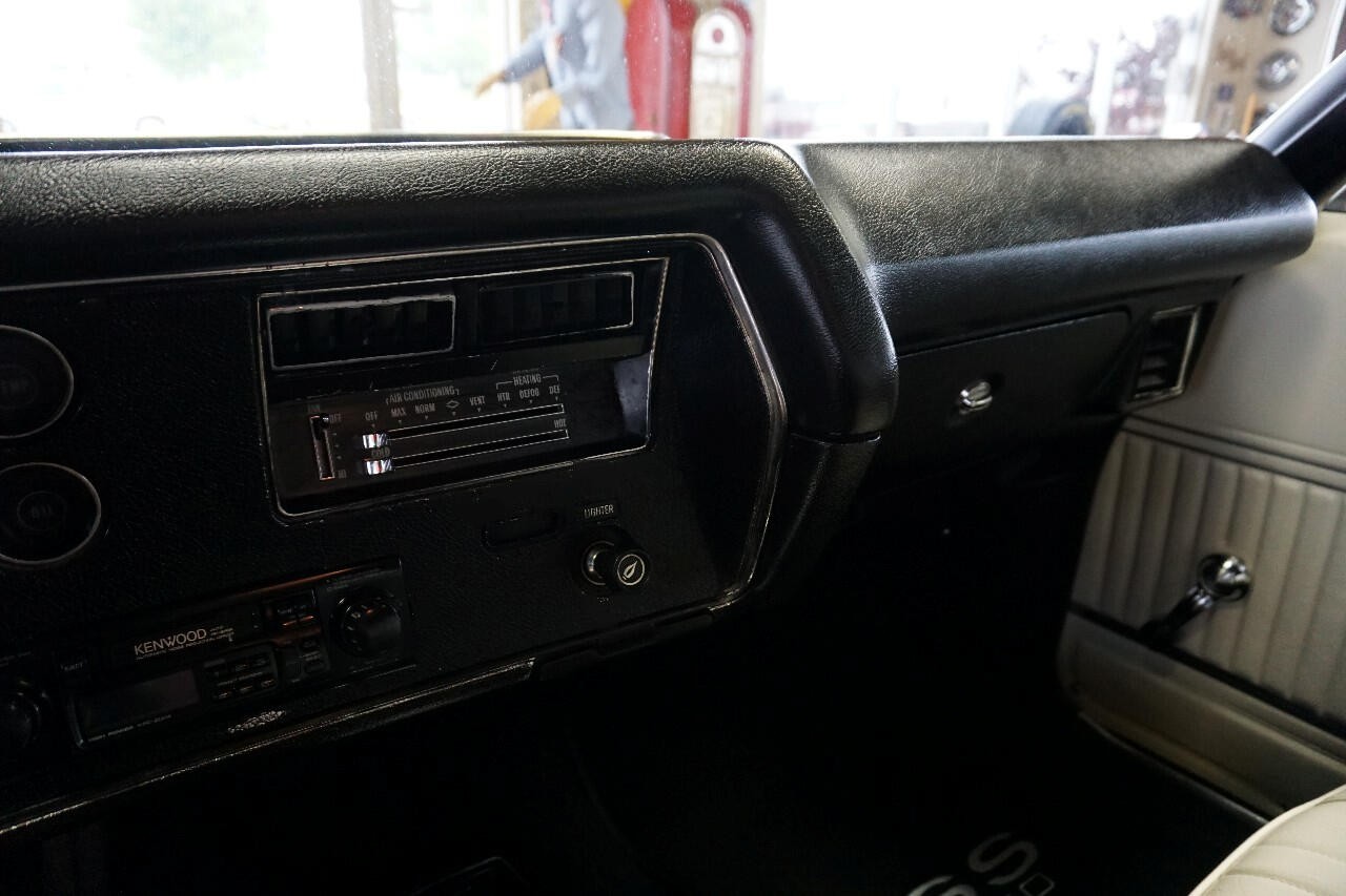 Chevrolet-Chevelle-1972-Classic-Car-26