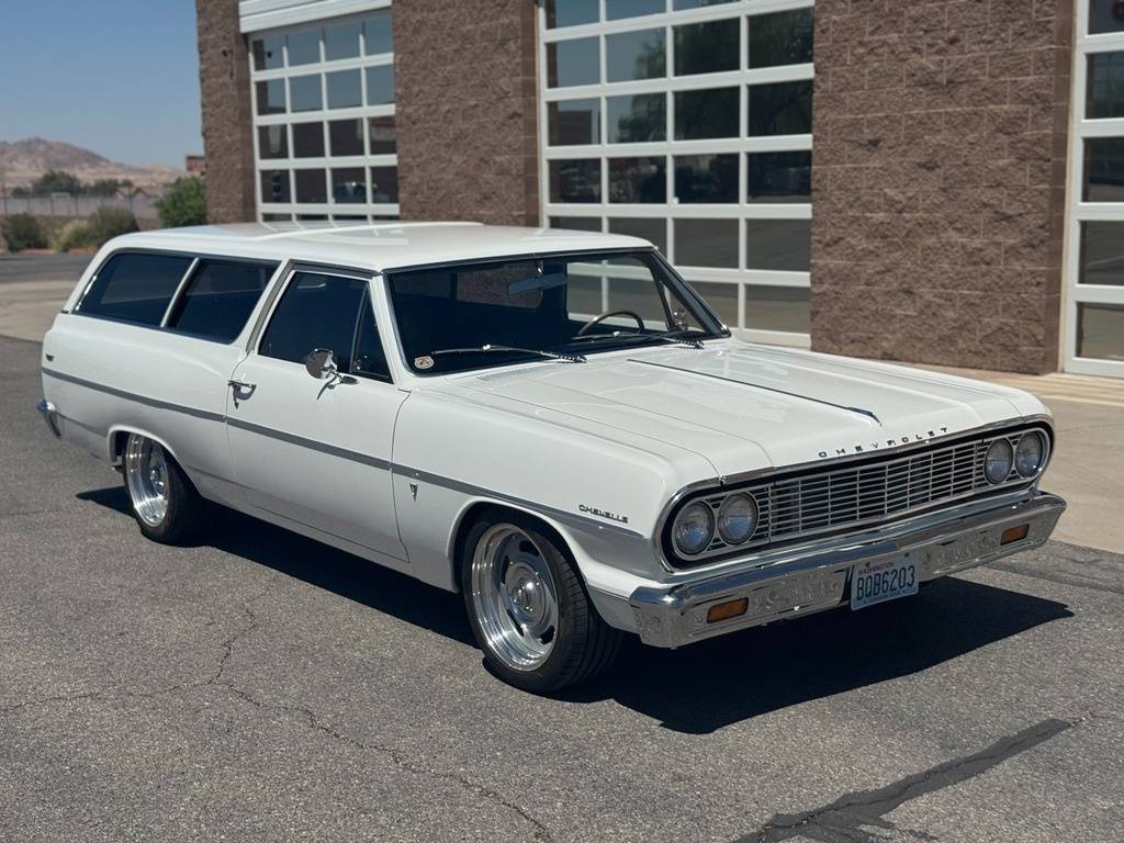 Chevrolet-Chevelle-ls-restomod-w-1964-white-1