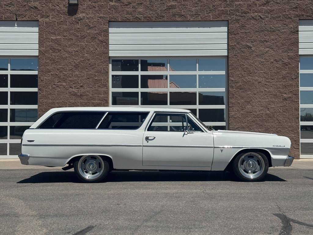 Chevrolet-Chevelle-ls-restomod-w-1964-white-2