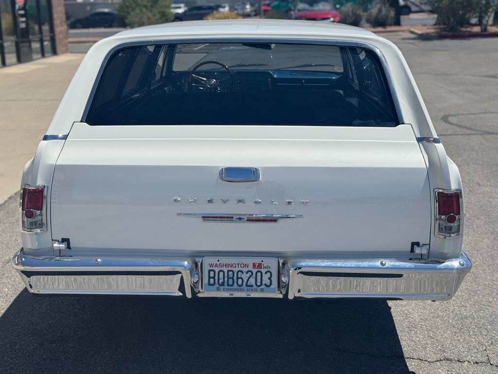 Chevrolet-Chevelle-ls-restomod-w-1964-white-5
