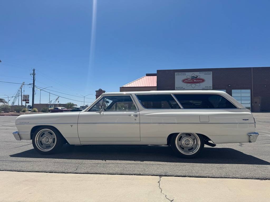 Chevrolet-Chevelle-ls-restomod-w-1964-white-7