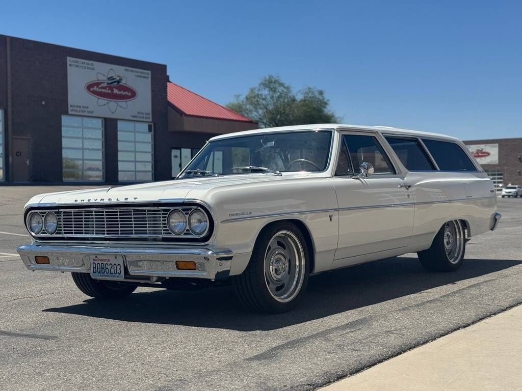 Chevrolet-Chevelle-ls-restomod-w-1964-white-8