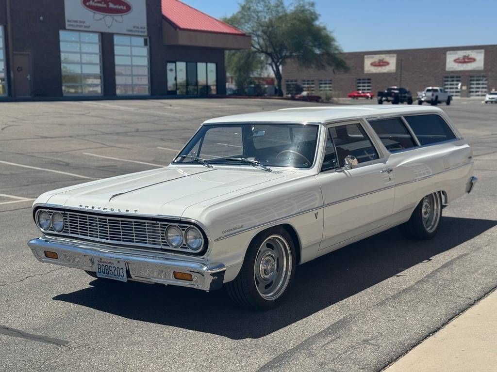 Chevrolet-Chevelle-ls-restomod-w-1964-white-9