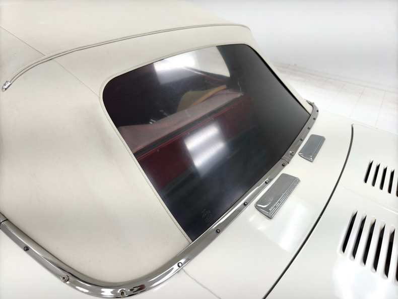 Chevrolet-Corvair-1963-Ermine-White-Red-22