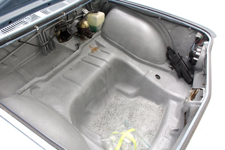 Chevrolet-Corvair-1963-Silver-Blue-Blue-4