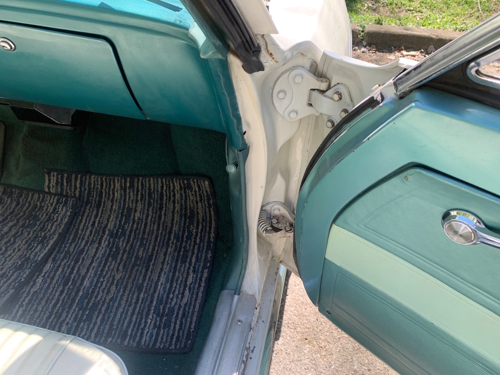 Chevrolet-Corvair-1965-2-Door-23