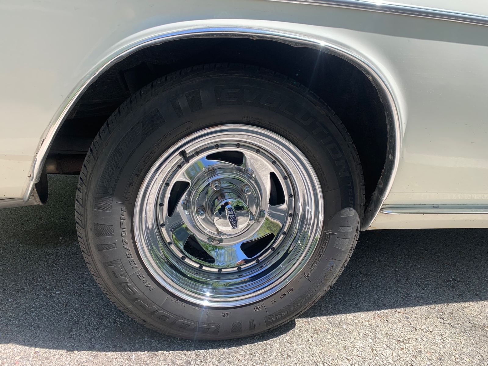 Chevrolet-Corvair-1965-2-Door-27