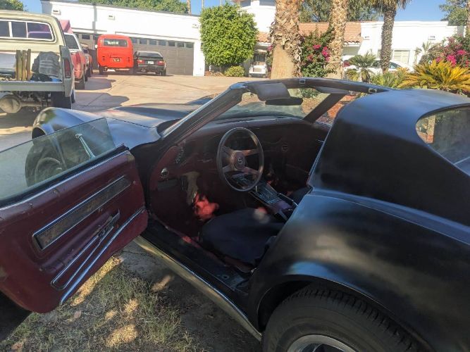 Chevrolet-Corvair-1976-Black-Cranberry-3