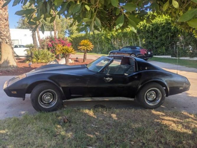 Chevrolet-Corvair-1976-Black-Cranberry-4