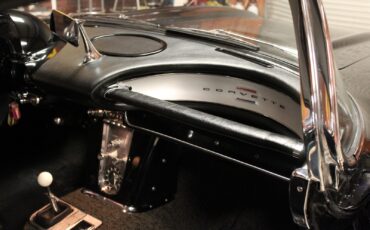 Chevrolet-Corvette-1961-Convertible-15