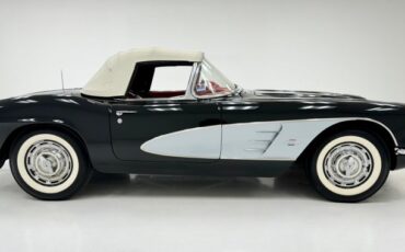 Chevrolet-Corvette-1961-Tuxedo-Black-Red-17