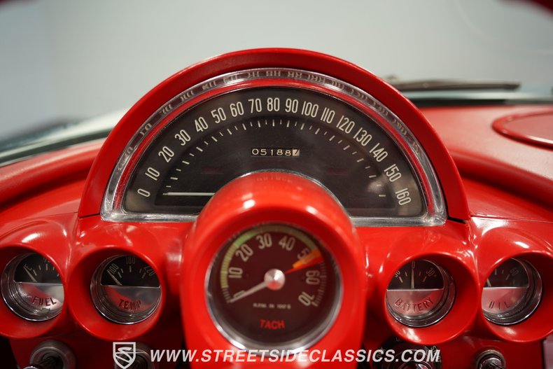 Chevrolet-Corvette-1961-White-Red-13