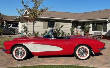 Chevrolet-Corvette-1961-red-and-white-black-12