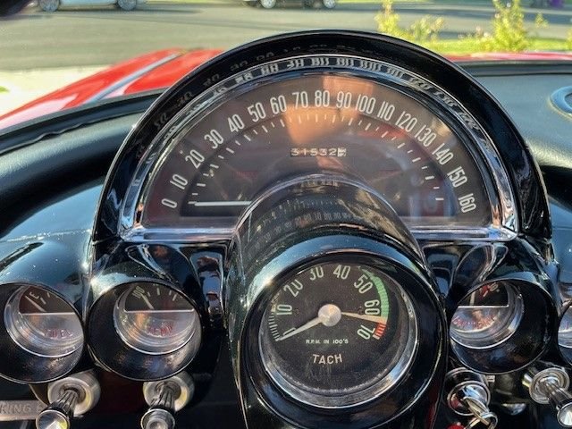 Chevrolet-Corvette-1961-red-and-white-black-2