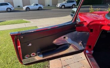 Chevrolet-Corvette-1961-red-and-white-black-4
