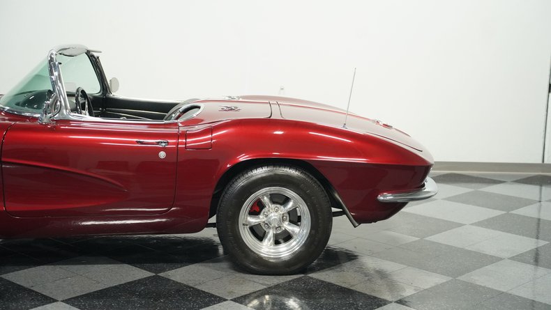 Chevrolet-Corvette-1962-Burgundy-Black-26