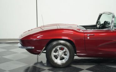 Chevrolet-Corvette-1962-Burgundy-Black-32