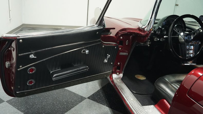 Chevrolet-Corvette-1962-Burgundy-Black-38