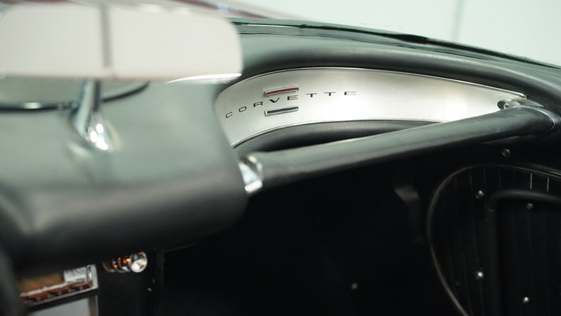 Chevrolet-Corvette-1962-Burgundy-Black-44