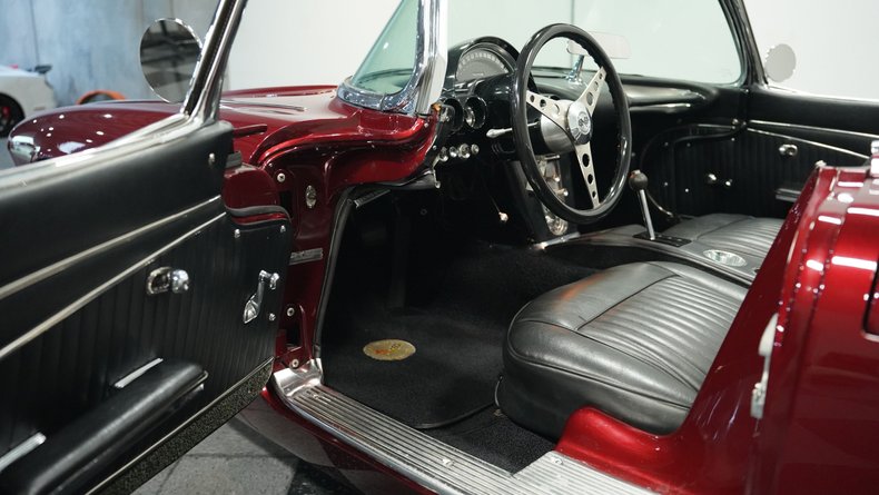 Chevrolet-Corvette-1962-Burgundy-Black-9