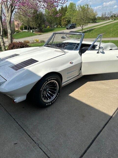 Chevrolet-Corvette-1963-Convertible-1