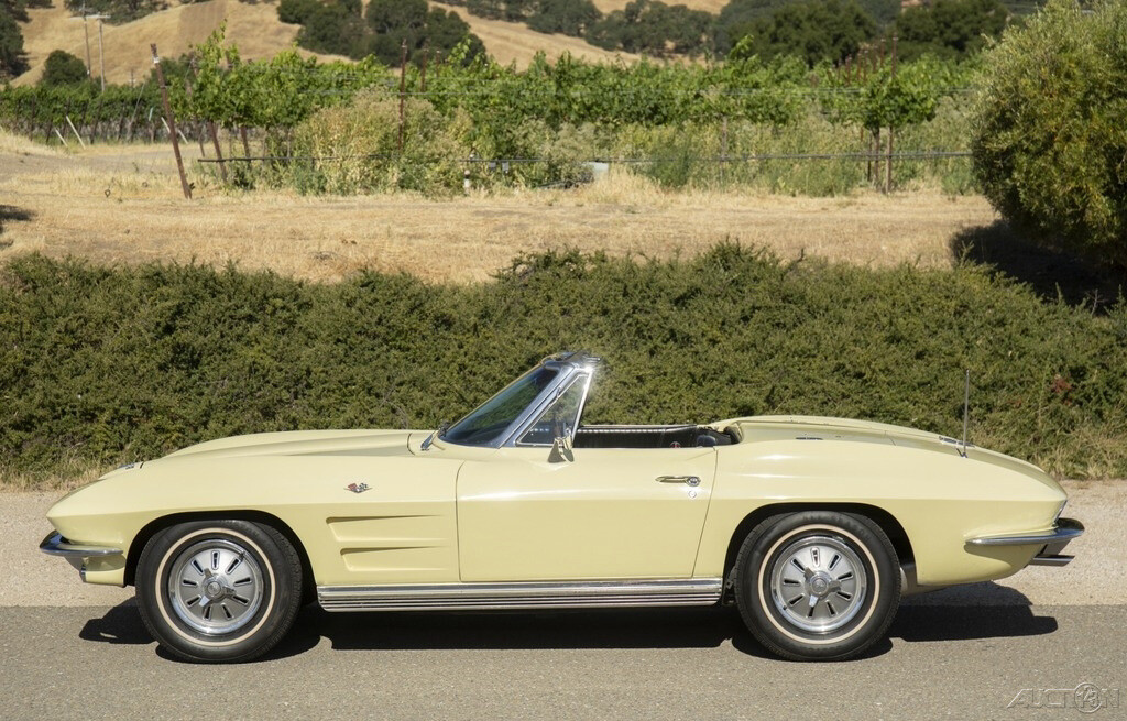 Chevrolet-Corvette-1964-Convertible-1