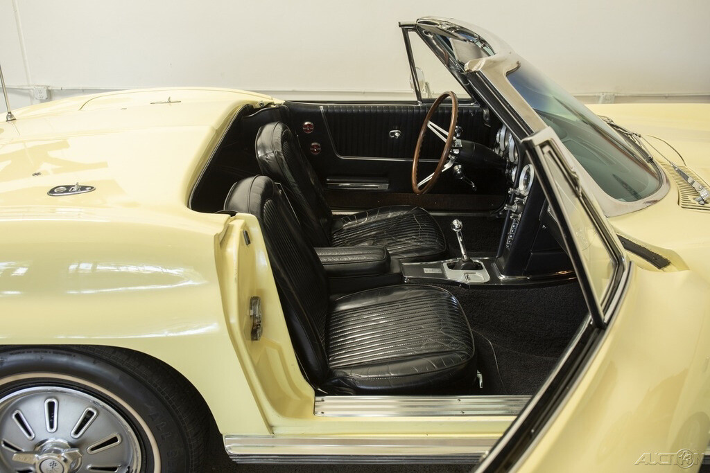 Chevrolet-Corvette-1964-Convertible-10