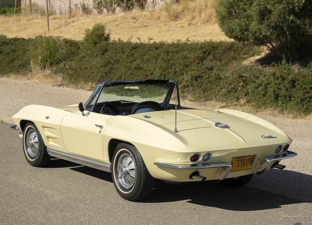 Chevrolet-Corvette-1964-Convertible-2
