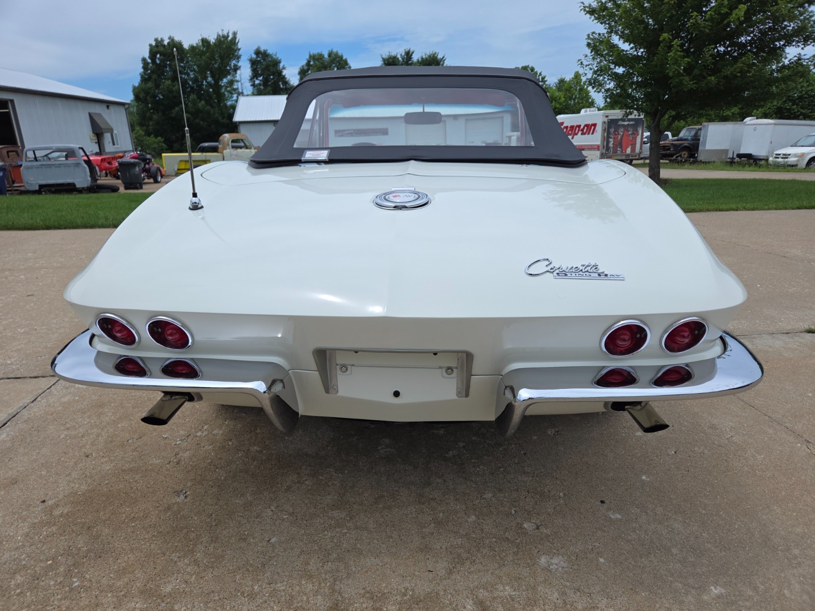 Chevrolet-Corvette-1965-Convertible-10