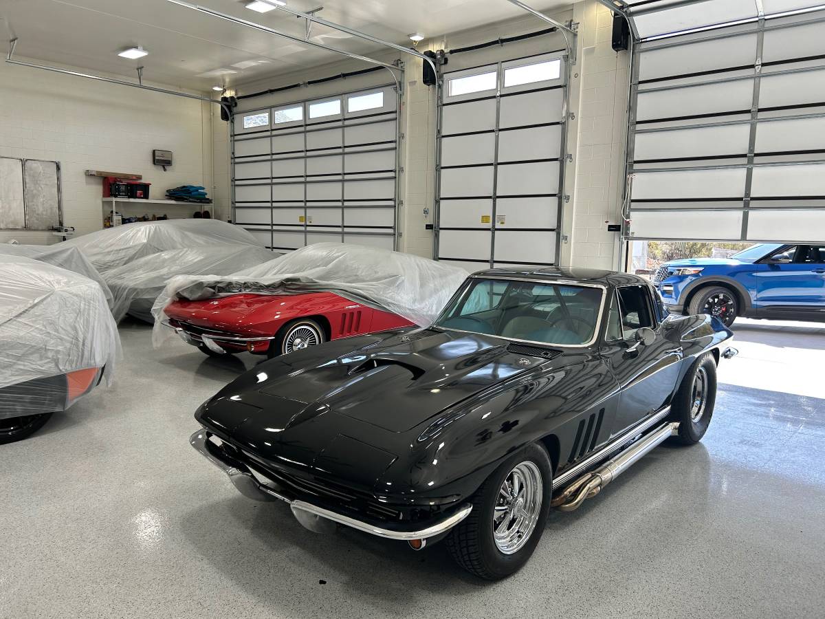 Chevrolet-Corvette-1965-black-18