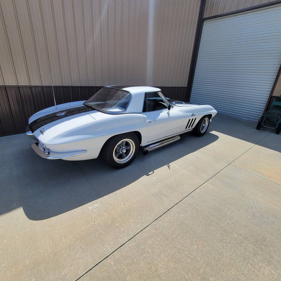 Chevrolet-Corvette-1965-white-2