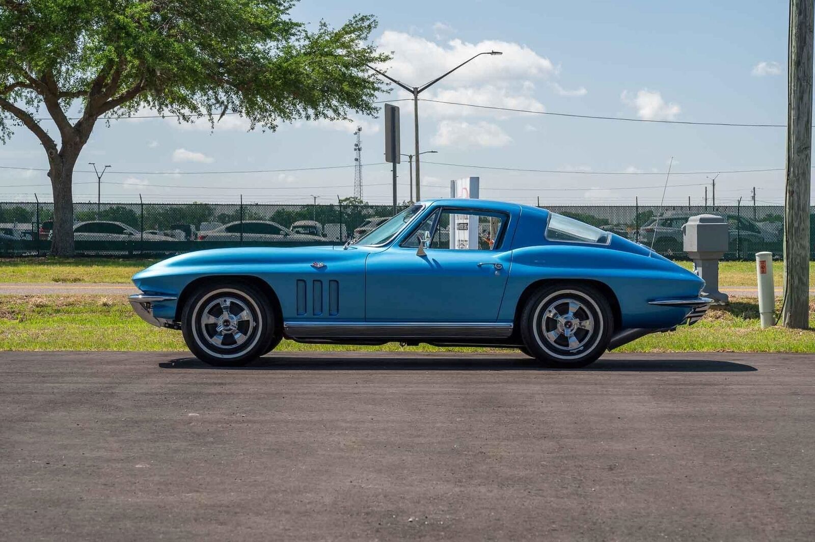 Chevrolet-Corvette-1966-2-Door-1
