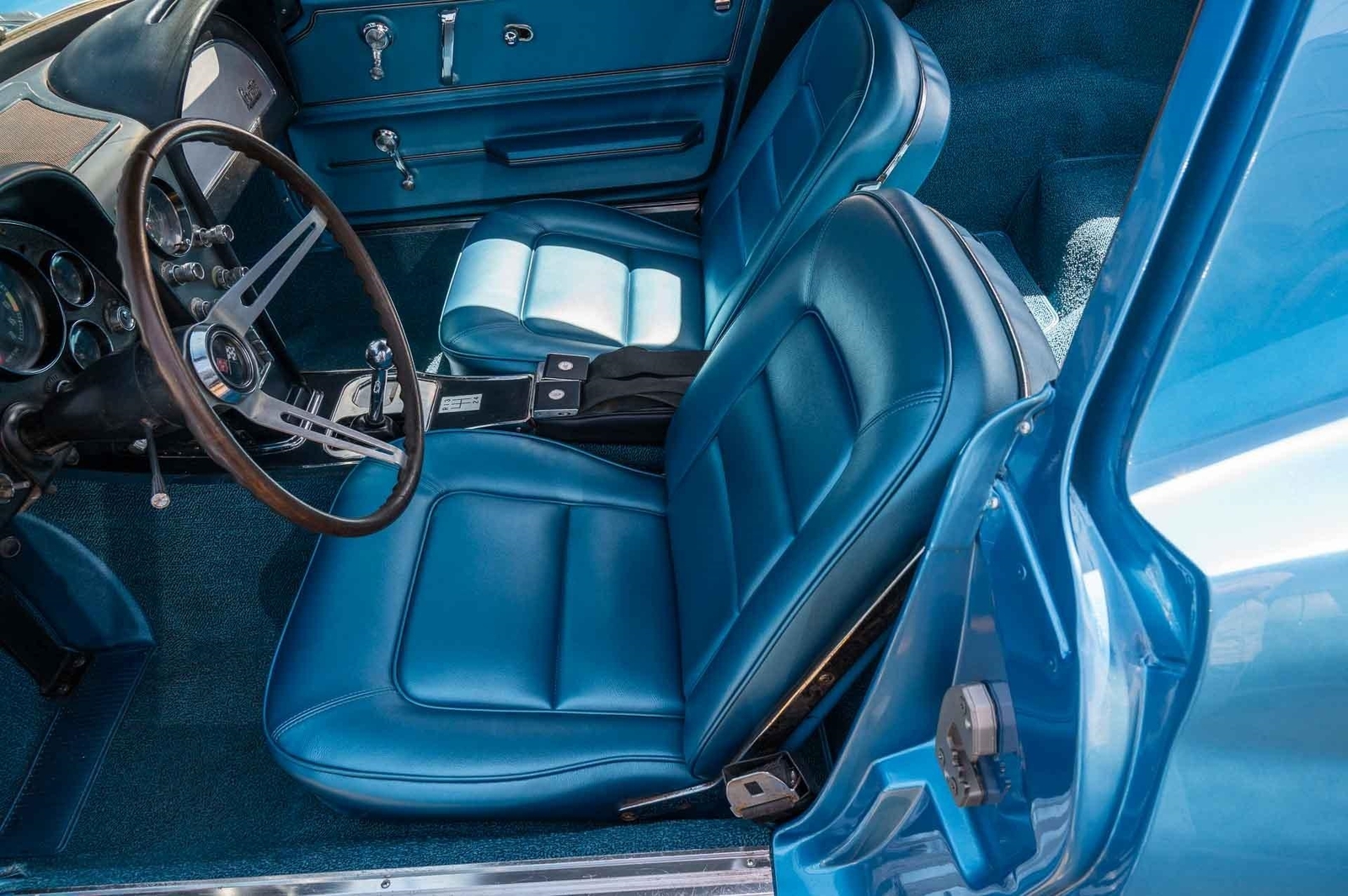 Chevrolet-Corvette-1966-2-Door-10
