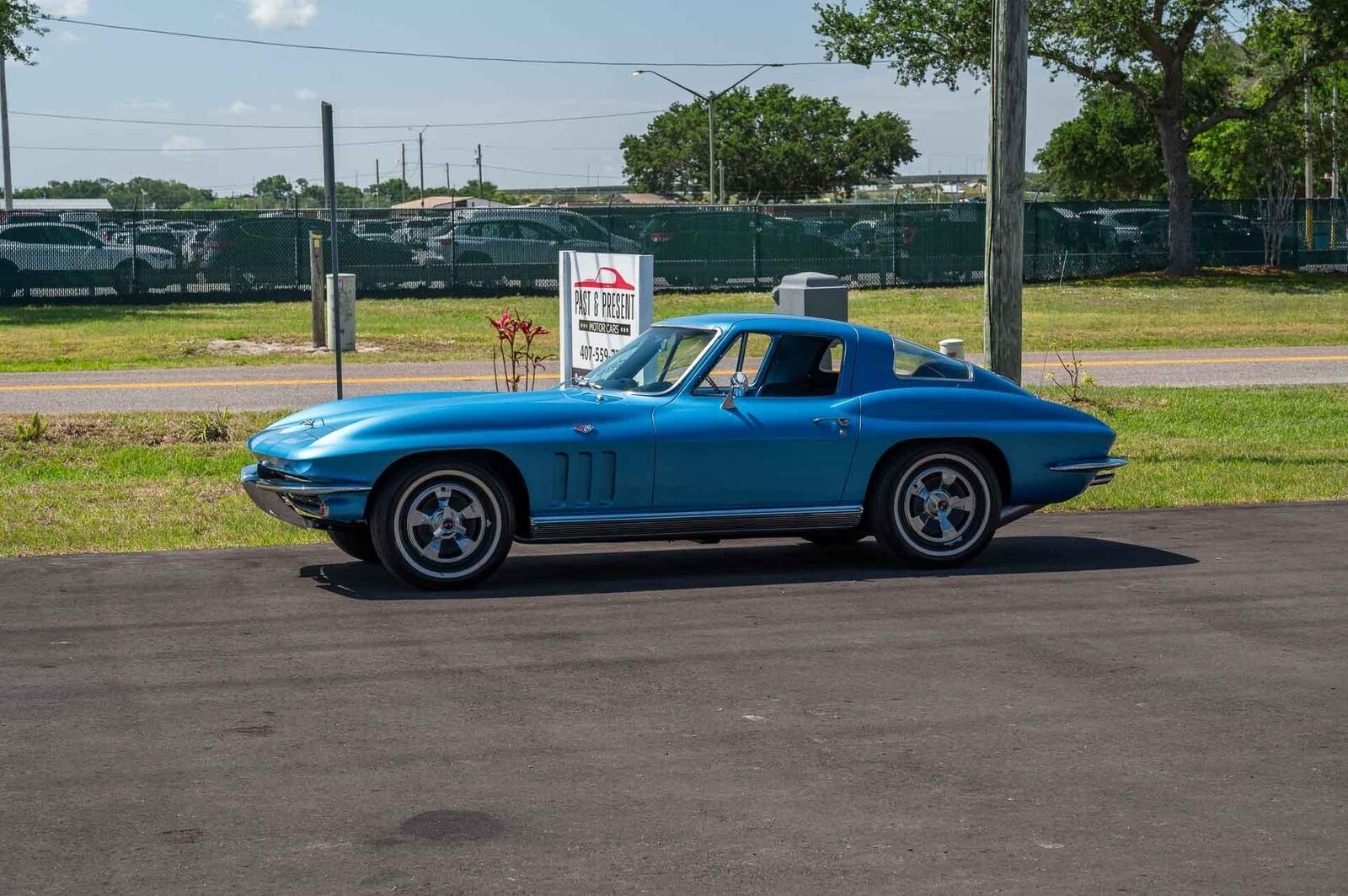 Chevrolet-Corvette-1966-2-Door-17