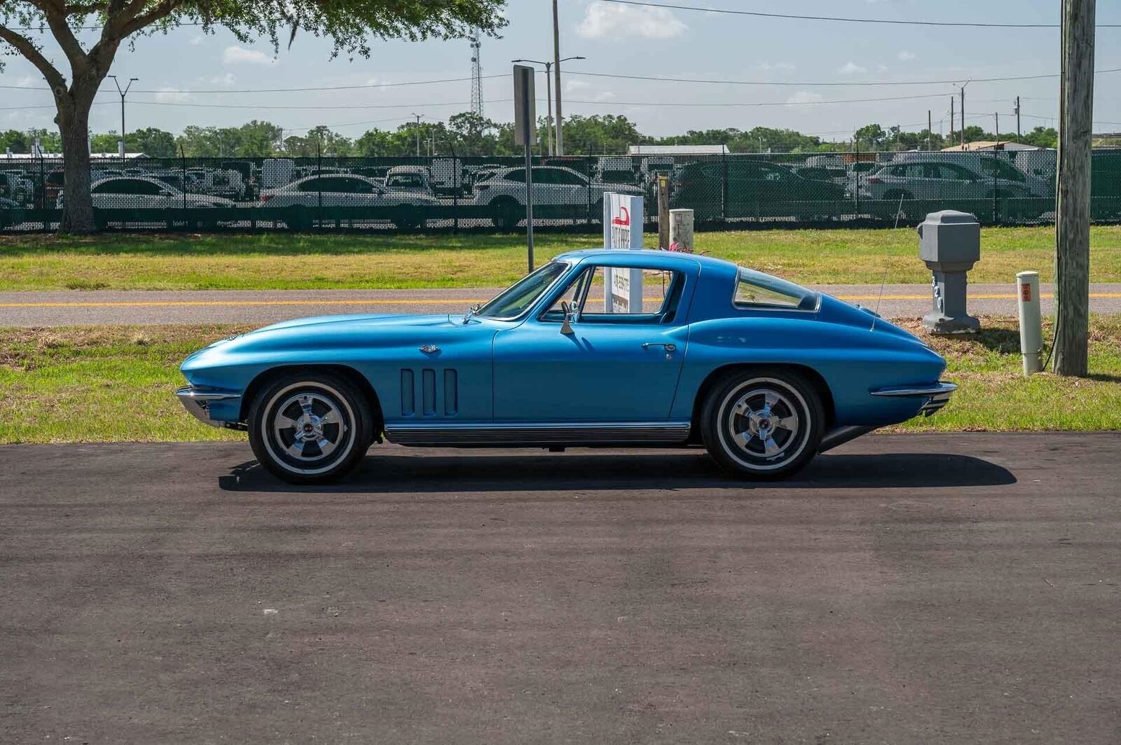 Chevrolet-Corvette-1966-2-Door-18
