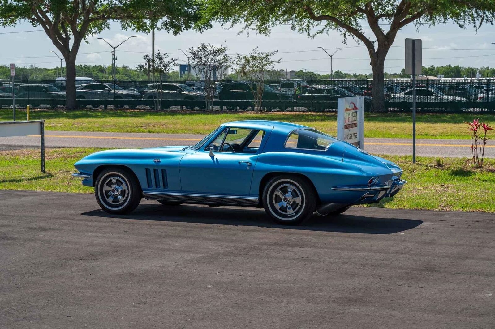 Chevrolet-Corvette-1966-2-Door-19