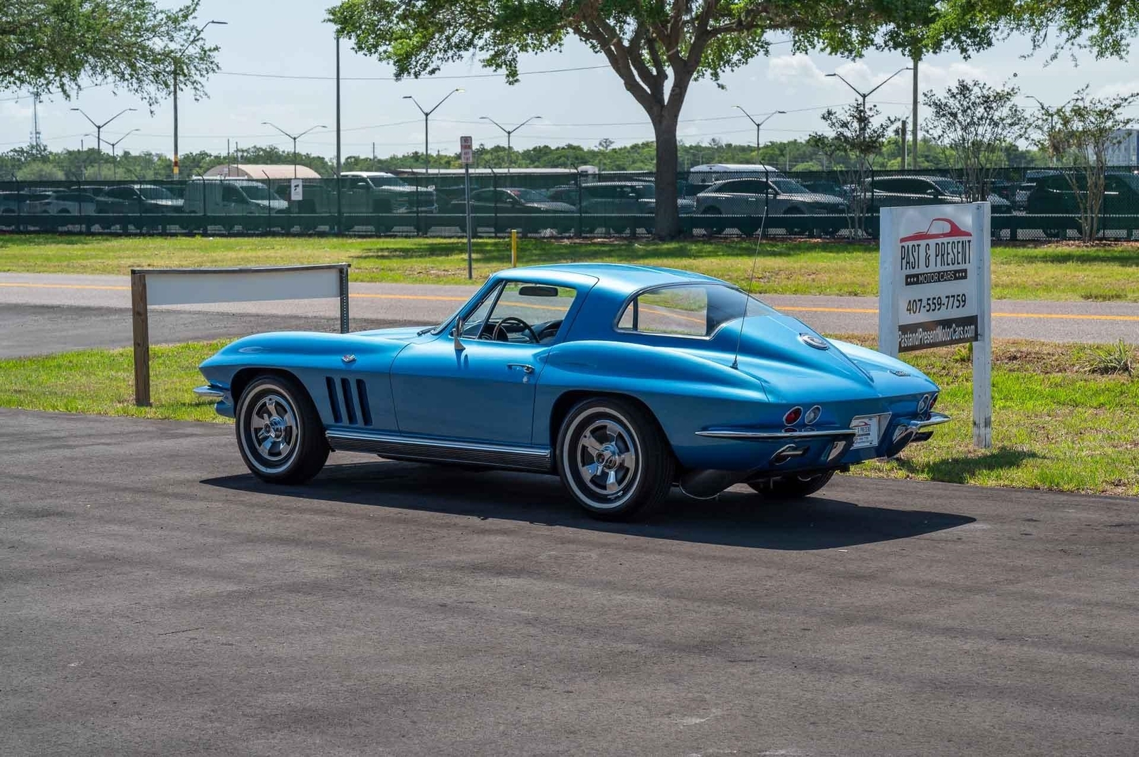 Chevrolet-Corvette-1966-2-Door-20