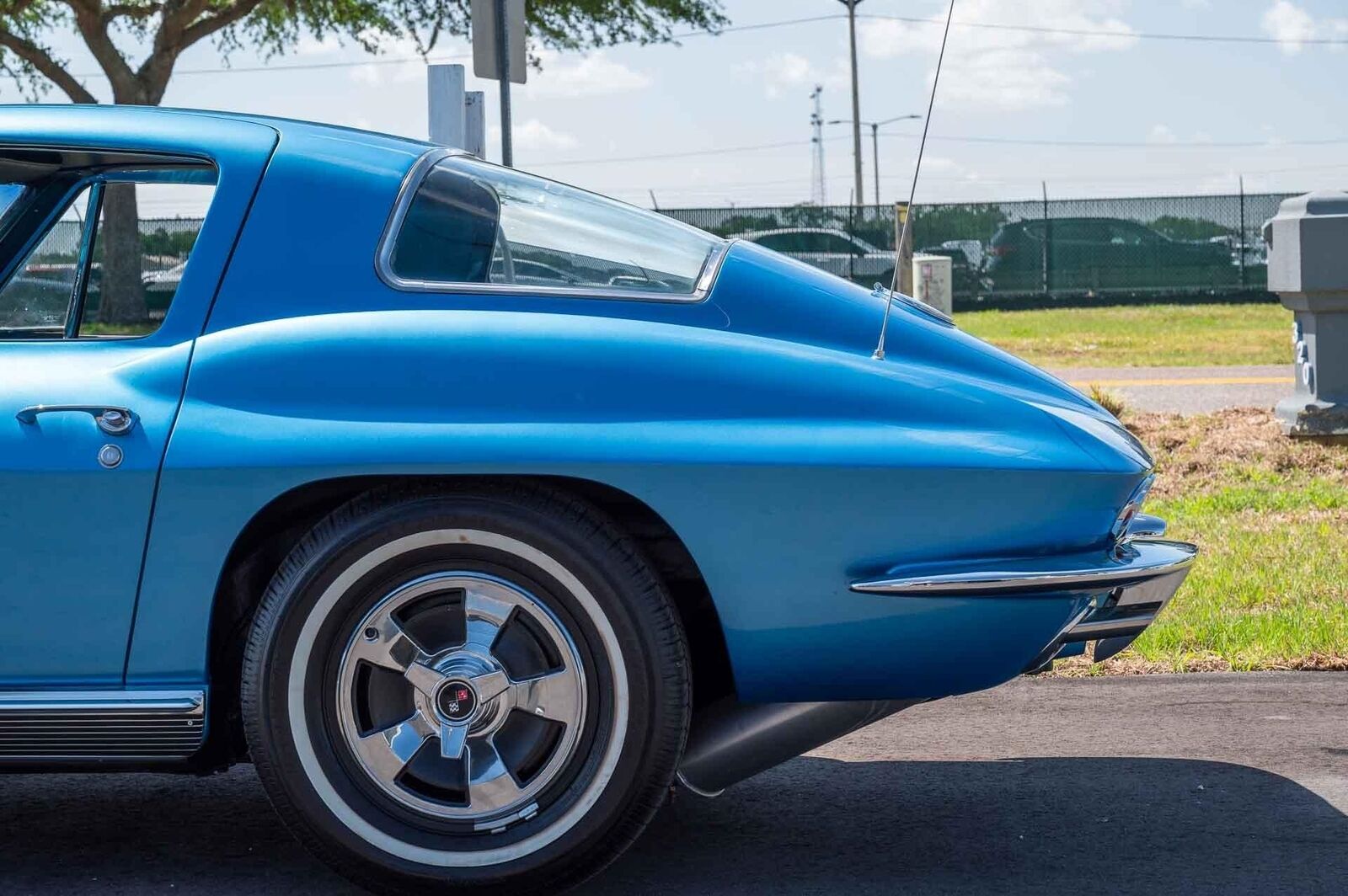Chevrolet-Corvette-1966-2-Door-23