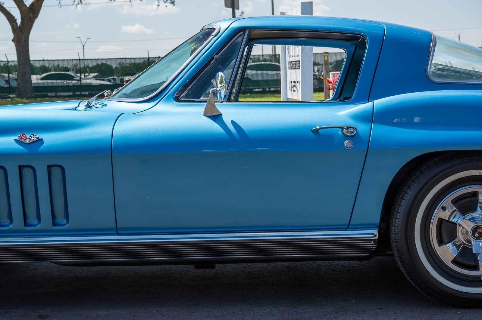 Chevrolet-Corvette-1966-2-Door-24