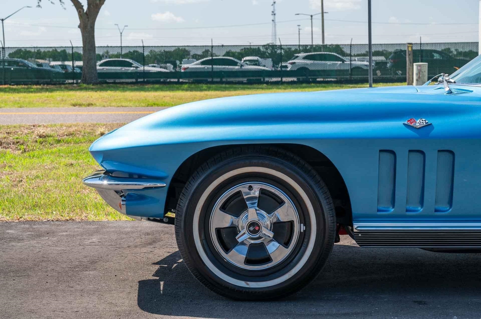 Chevrolet-Corvette-1966-2-Door-25