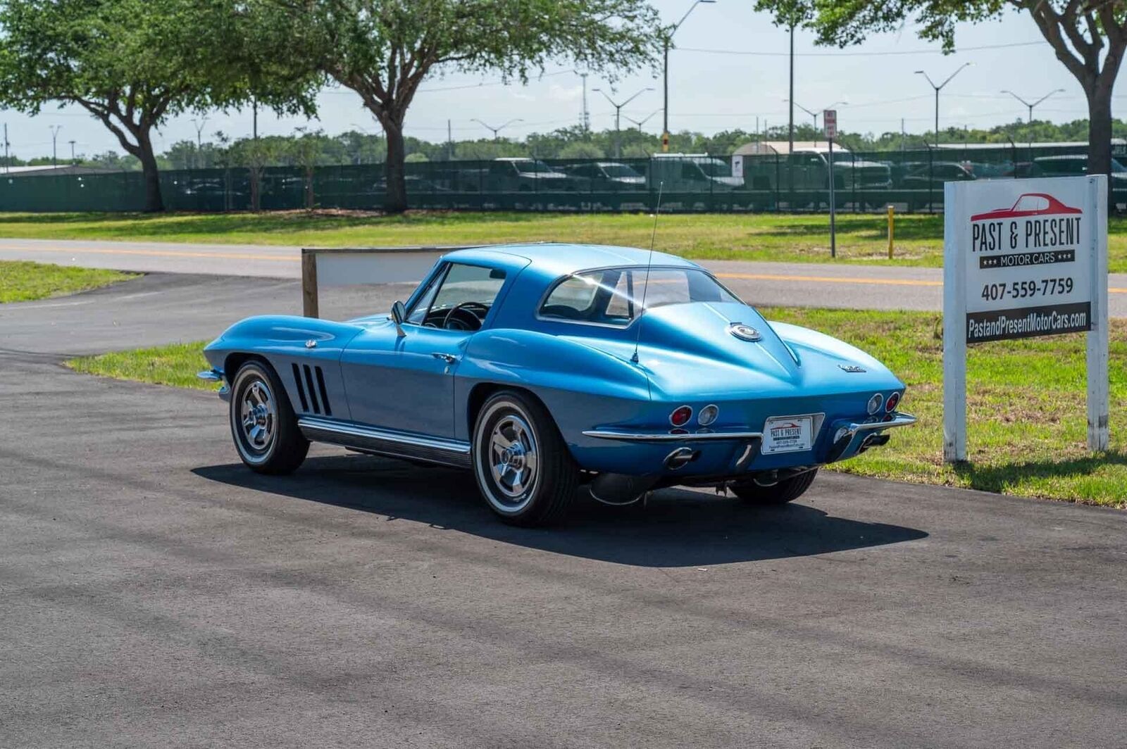 Chevrolet-Corvette-1966-2-Door-3