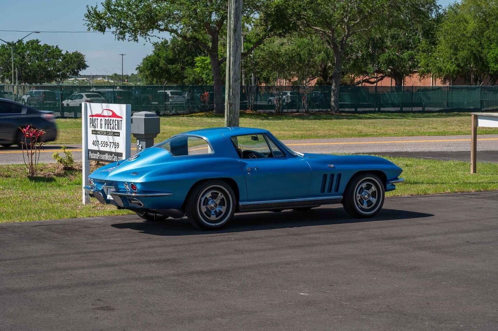 Chevrolet-Corvette-1966-2-Door-33