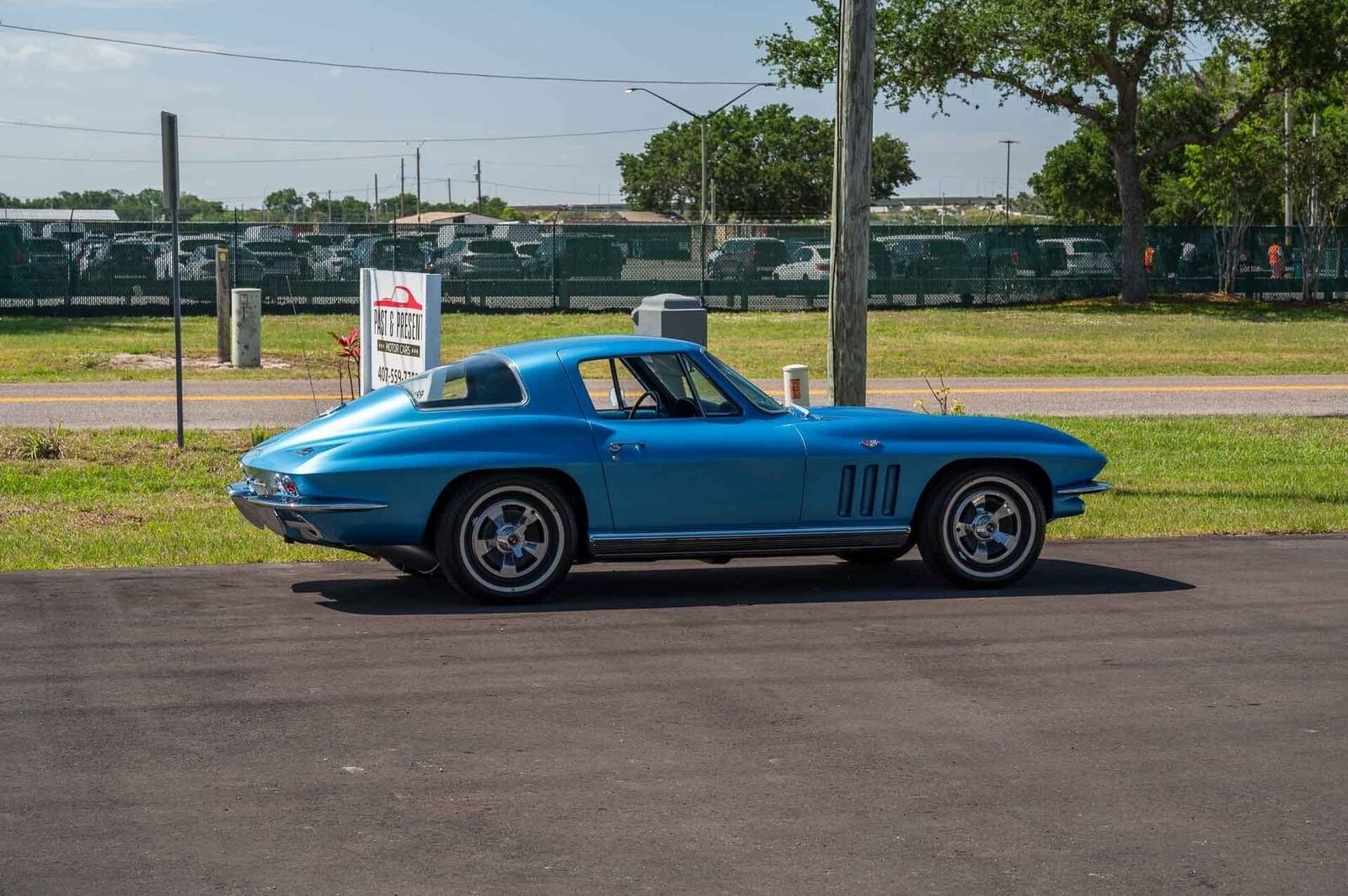 Chevrolet-Corvette-1966-2-Door-34
