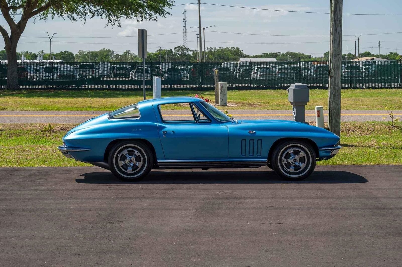 Chevrolet-Corvette-1966-2-Door-35