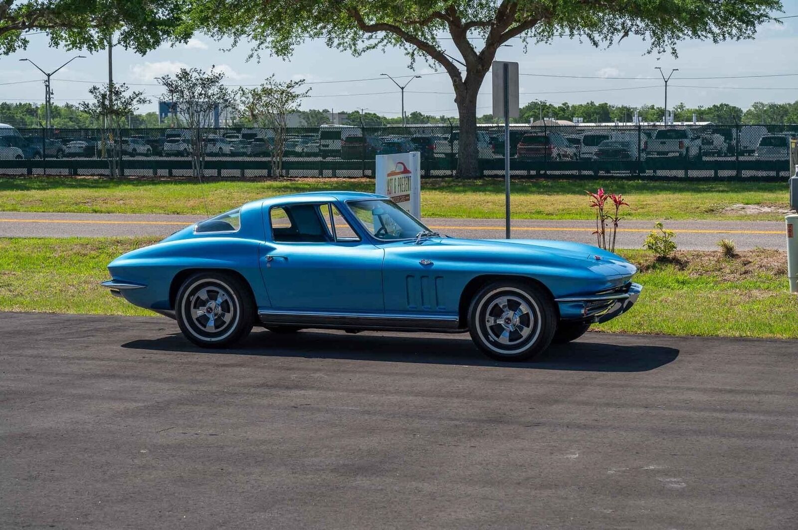 Chevrolet-Corvette-1966-2-Door-36