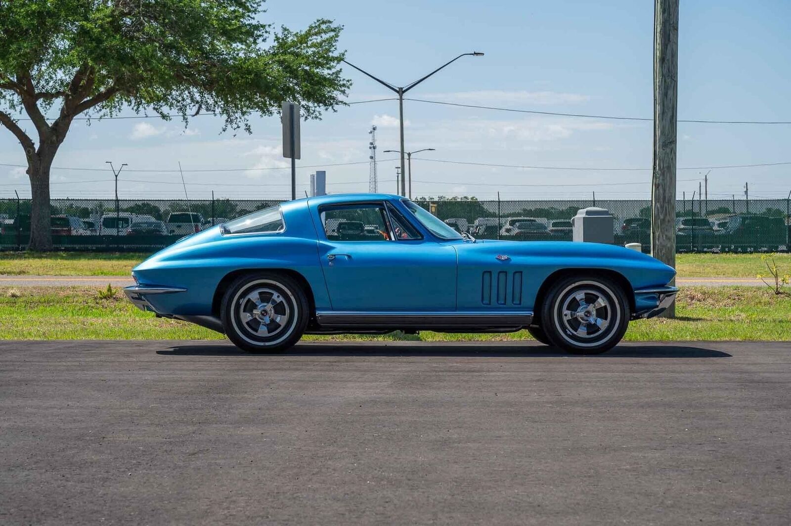 Chevrolet-Corvette-1966-2-Door-6