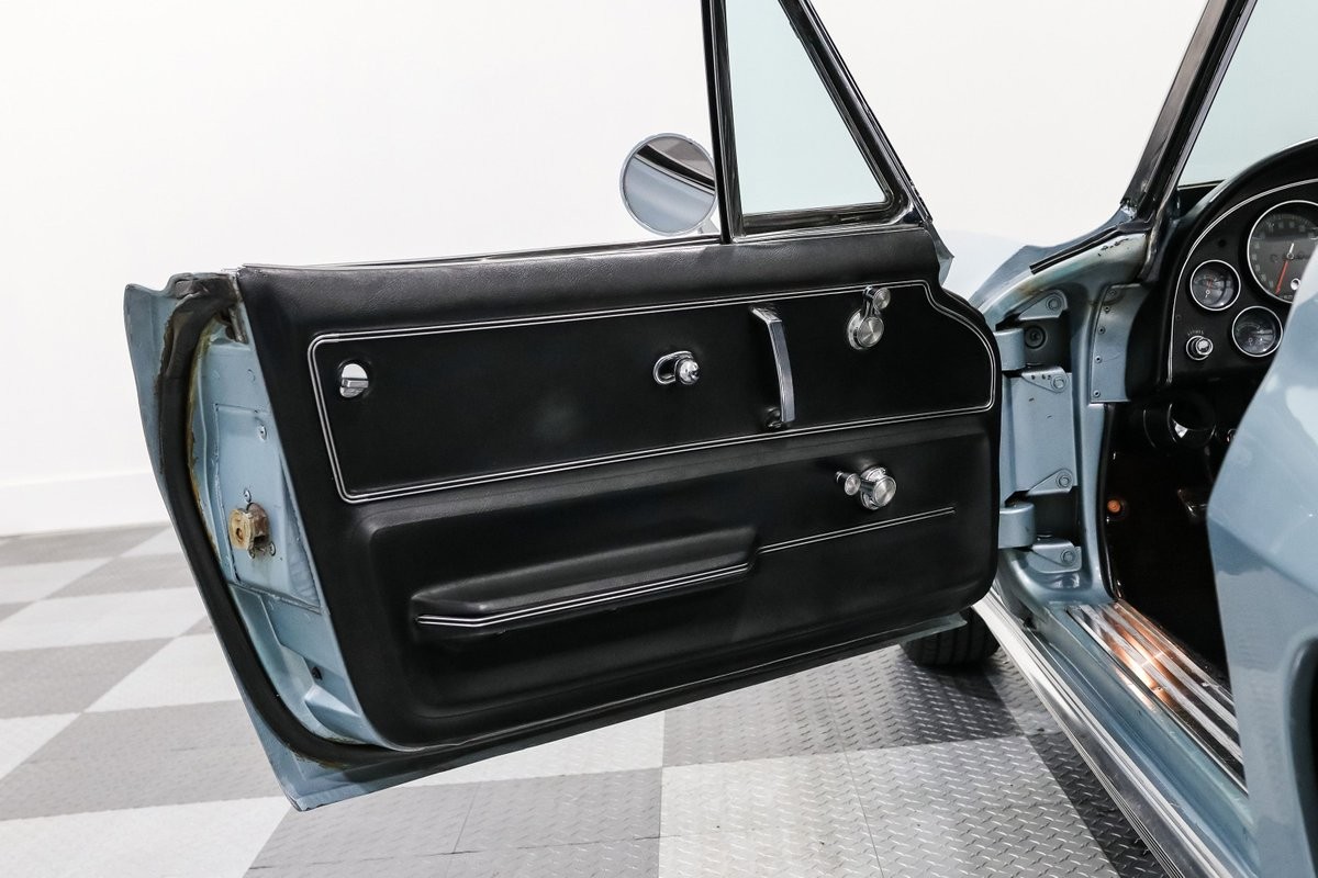 Chevrolet-Corvette-1966-Convertible-18